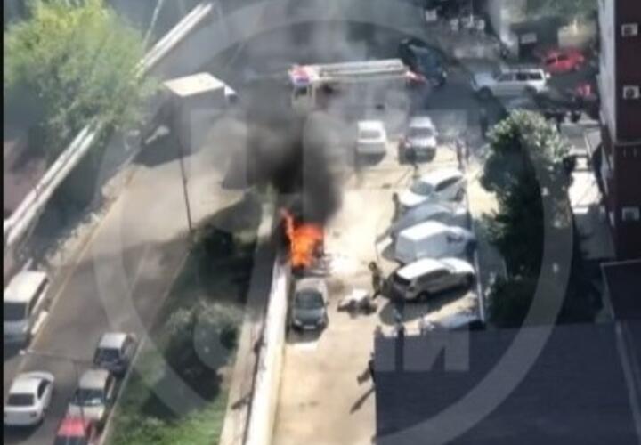 В центре Сочи в крупном ЖК  сгорели все мусорные контейнеры