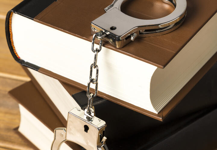 В Краснодаре арестовали адвоката, который сотрудничал с бандой аферистов