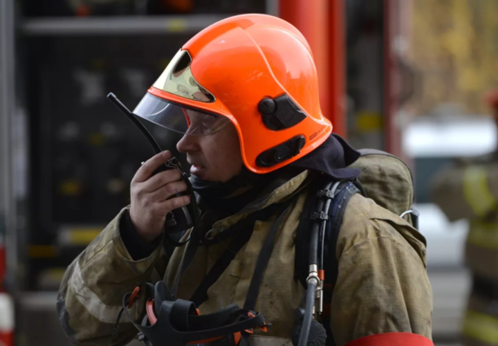 В Краснодаре горит жилой дом на улице Космонавтов 