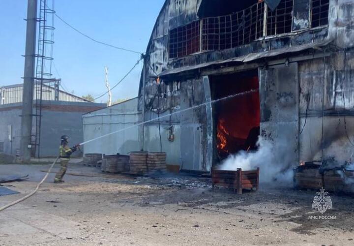 В Краснодаре горят склады на площади 700 квадратных метров