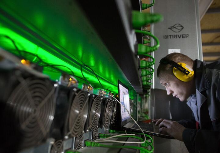 В Краснодаре мошенник уговорил приезжего вложить 2,5 млн в майнинг-ферму