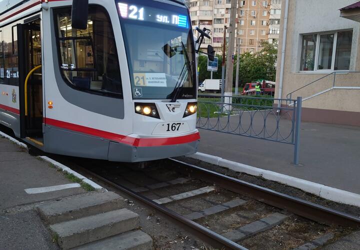 В Краснодаре под трамвай попал 20-летний парень