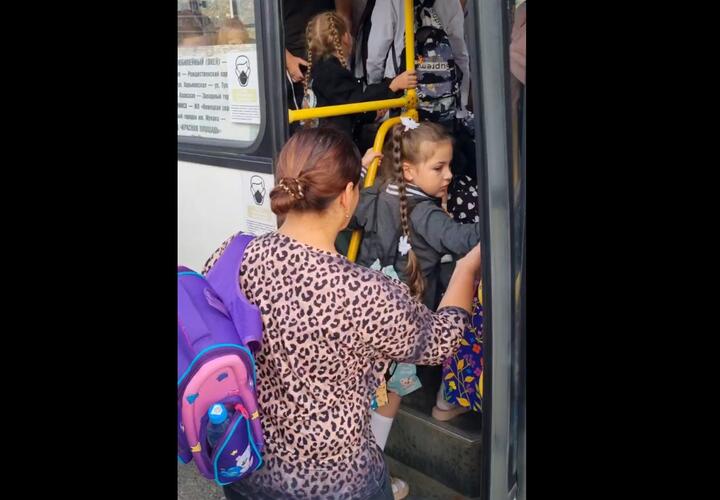 В Краснодаре после отмены школьных автобусов пассажиры не могут влезть в маршрутки