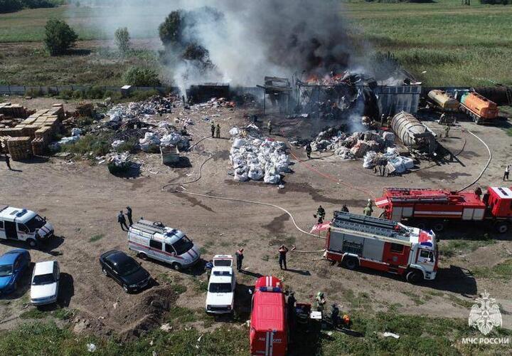 В Краснодаре спасатели пять часов тушили большой пожар на Ростовском шоссе