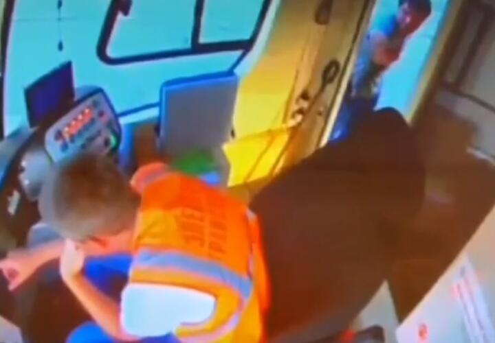 В Краснодаре суд решит судьбу хулигана, распылившего баллончик в салоне трамвая