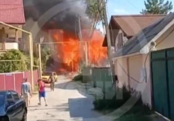 В Сочи частный дом пылает рядом с райцентром Лазаревское