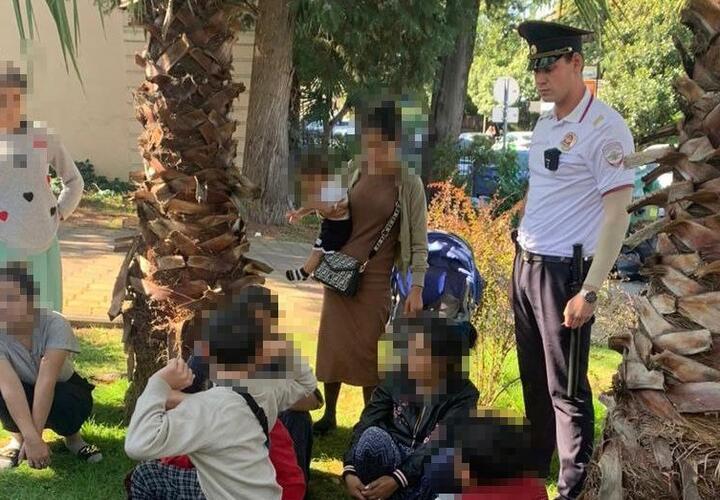 В Сочи оштрафовали двух женщин, чьи дети ночевали под открытым небом