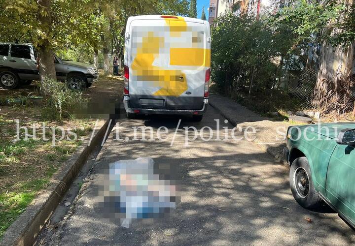 В Сочи пенсионерка во дворе дома попала под колеса фургона 