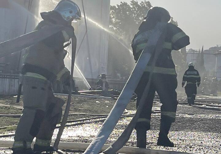 В Сочи пожарные около трех часов боролись с огнем  после взрыва на АЗС на улице Авиационной