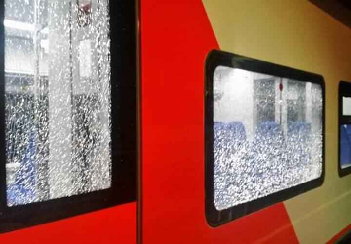 В Сочи школьники разбили стекла в вагоне электрички «Ласточка»