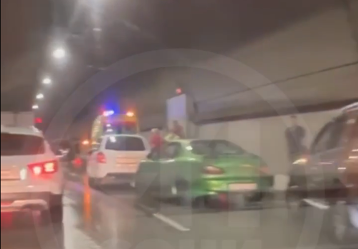 В тоннели Сочи произошла авария с участием двух грузовиков, легковушками и машиной скорой помощи