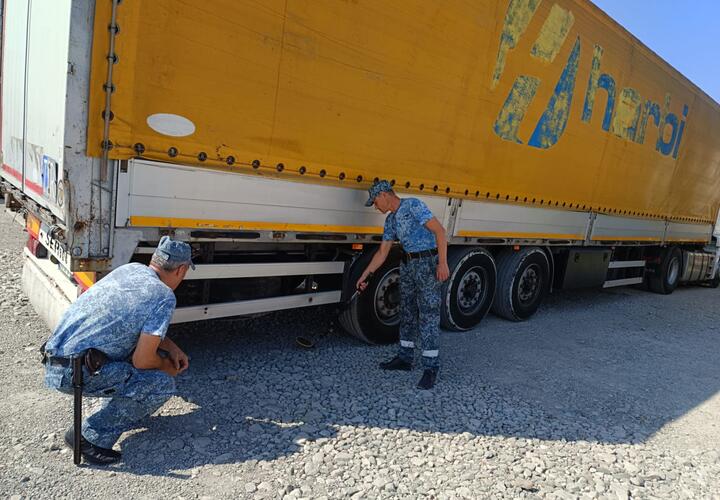 В Туапсе задержали иностранца, который под днищем автофургона хотел пресечь границу  РФ 