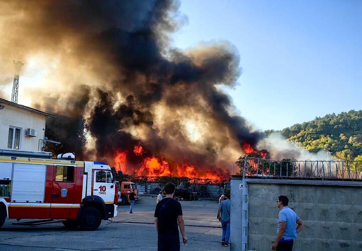 В Туапсе загорелись шпалы на площади 300 кв.м.