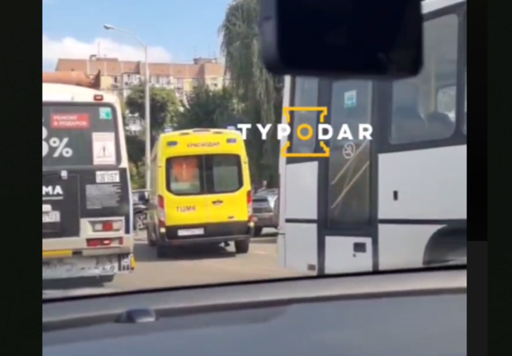 Водитель маршрутки в Краснодаре потерял сознание прямо за рулем