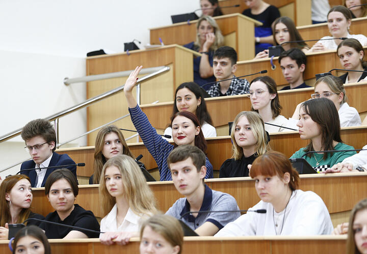 Выпускники-стобалльники на Кубани получат по 100 тысяч рублей