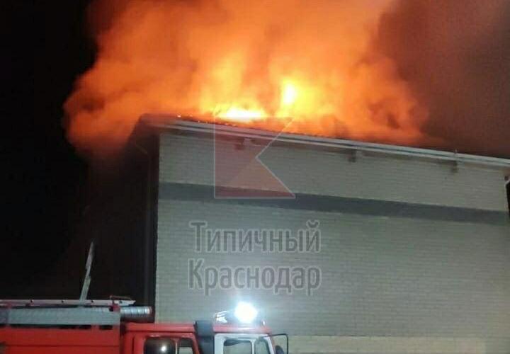 20 человек эвакуировали из горящего таунхауса в Краснодаре