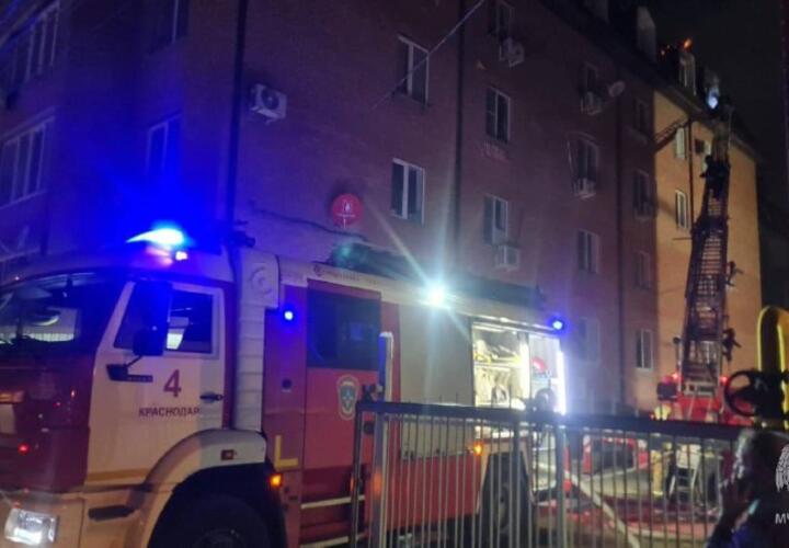 76 жильцов эвакуировали: в Краснодаре горит многоэтажный дом
