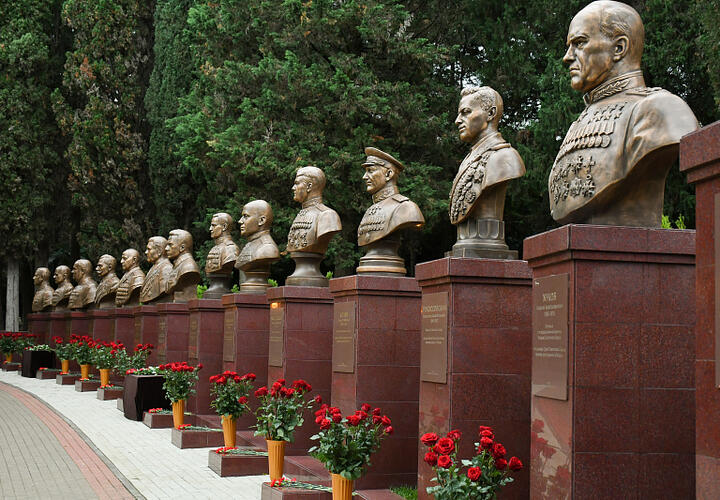 Четыре тысячи жителей пришли сегодня в Сочи на Аллею маршалов	