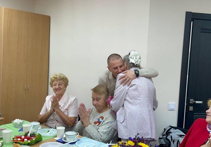 Депутат гордумы Андрей Анашкин продолжает поздравлять ветеранов с Днём пожилого человека