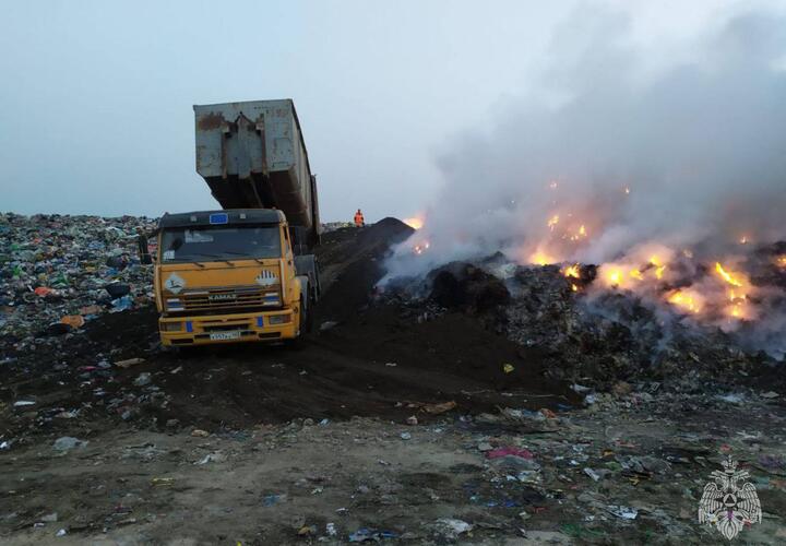 Едкий дым: из-за пожара на свалке жители Кубани пожаловались на проблемы с дыханием