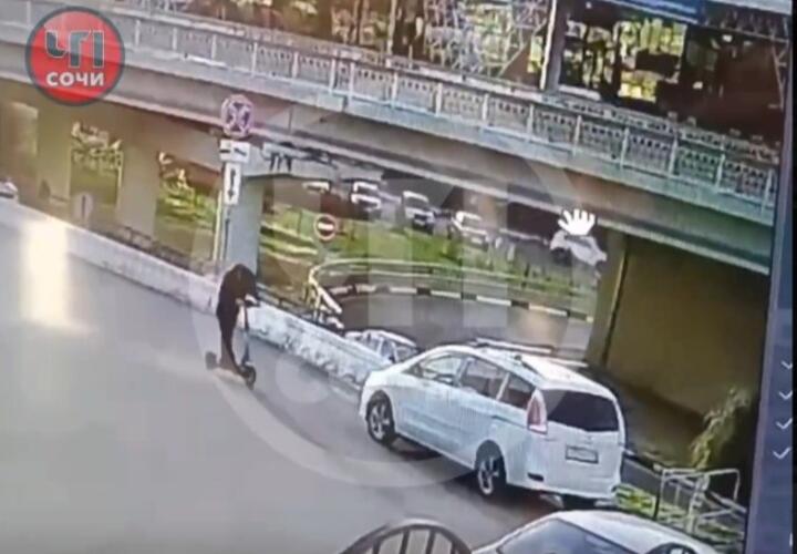 Иду на таран: самокатчик головой разил лобовое стекло машины в Сочи