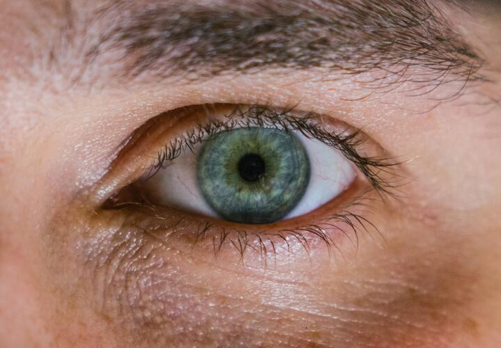 Из-за чего дергается глаз: врачи раскрыли причину недуга