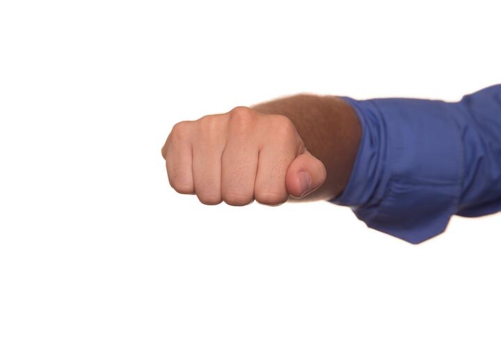 Кулаком в лицо: в Адыгее мужчина умер в больнице после конфликта на парковке