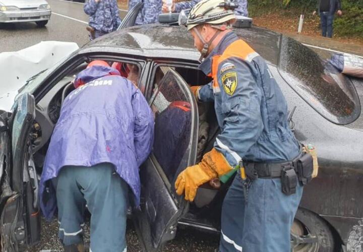  Машину смяло, как лист бумаги: серьезное ДТП случилось на федеральной трассе в Сочи