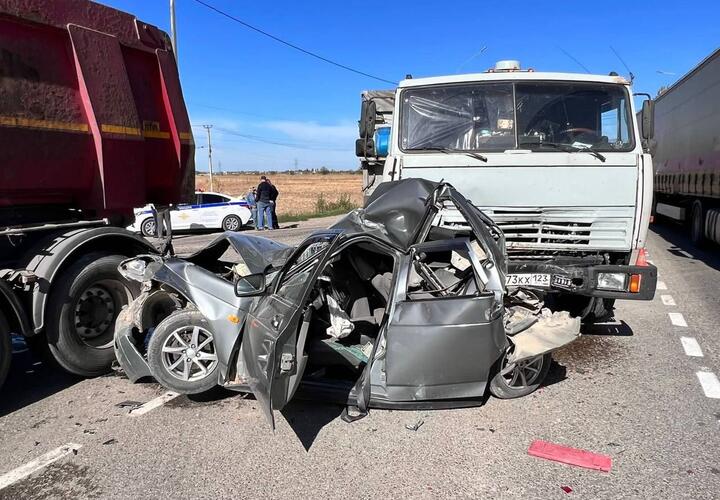 Массовая авария в двумя КамАЗами и легковушкой произошла на Кубани