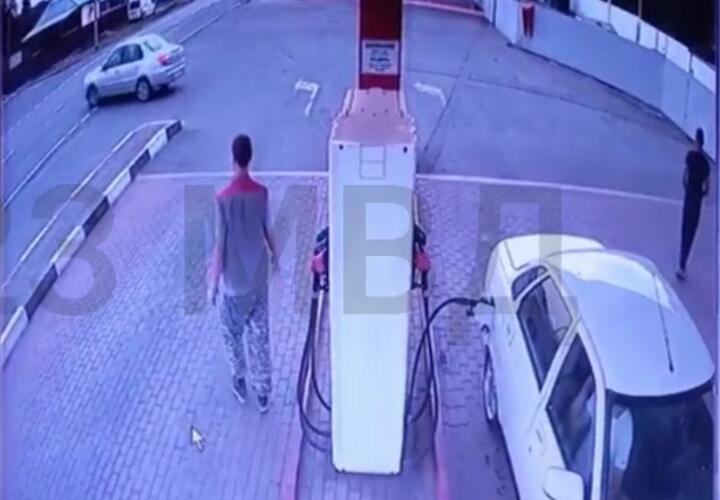 На Кубани угонщик среди бела дня похитил иномарку на АЗС