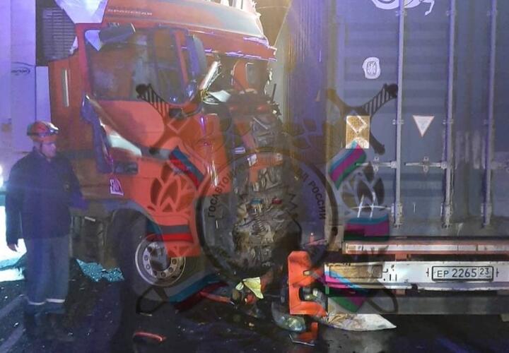 На Кубани в серьезном ДТП погиб водитель большегруза