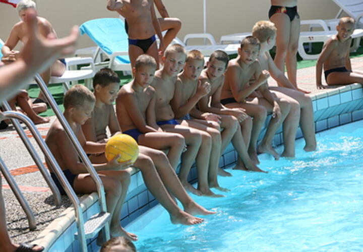 На сборах юных пловцов в Туапсе сын тренера избивал ребят из Новосибирска