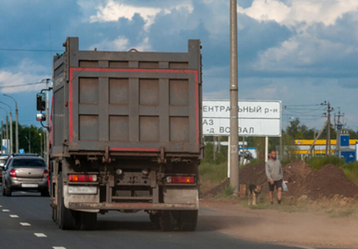 Не доставайся же ты никому: на Кубани женщина разобрала арестованный судом КамАЗ