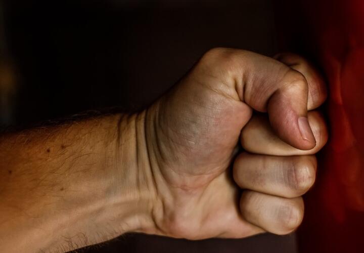 Не понравилось рукопожатие: на Кубани толпа парней избила 15-летнего подростка