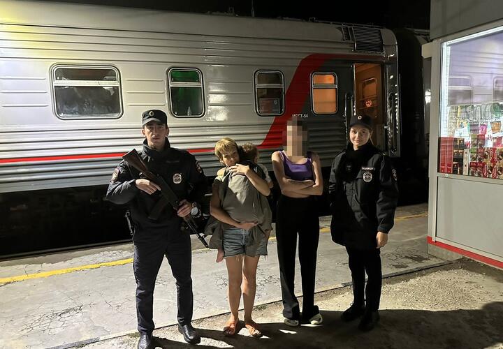 Уже на второй минуте гости праздновали успех после точного броска Никиты Макеева.