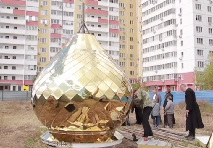 По Краснодару ночью провезли трехметровый церковный купол