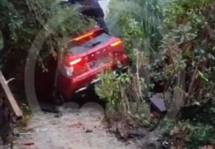 Полет над клумбой: китайский кроссовер не удержался на мокрой трассе в центре Сочи