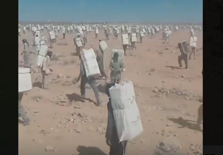 Появилось видео, как египтяне несут через границу воду и продукты жителям Газы