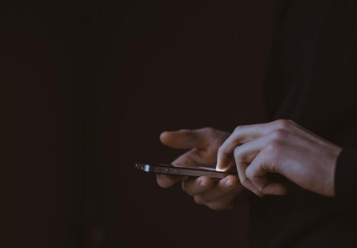 Работают по-новому: телефонные мошенники могут отобрать жилье у своих жертв