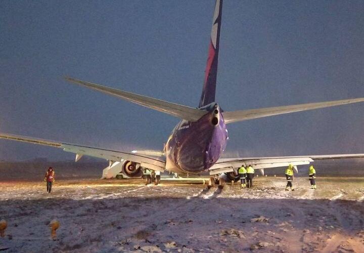 Самолет из Петербурга со 186 пассажирами при посадке выкатился за полосу в Перми