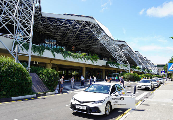 Шашечки или ехать: цены на услуги такси с принятием нового закона во многих регионах выросли на 44%