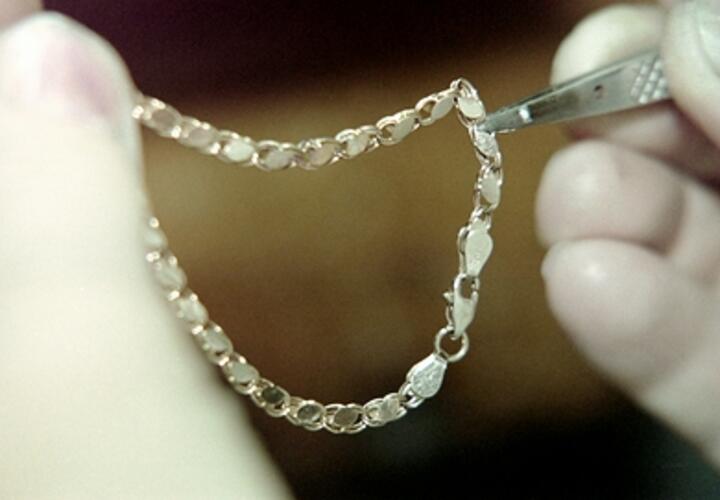 Сразу 16 уголовных дел возбудили против мошенника-ювелира  в Сочи