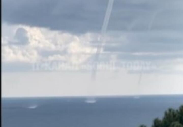 Сразу три: в Сочи неподалеку от берега жители заметили крайне редкое погодное явление