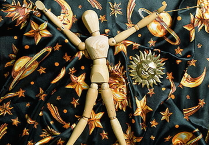 Стрельцам звезды советуют меньше работать, а Рыб ждет приятный разговор