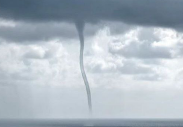В Анапе на видео попал огромный смерч