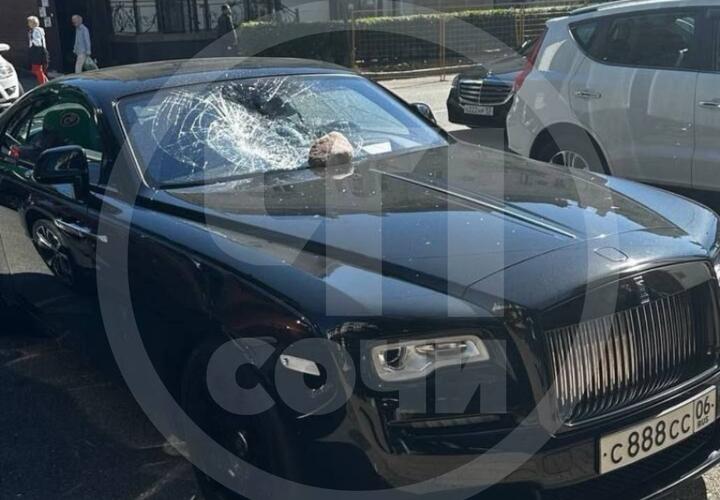 В центре Сочи булыжником разбили лобовое стекло у  шикарного Rolls-Royce из Ингушетии
