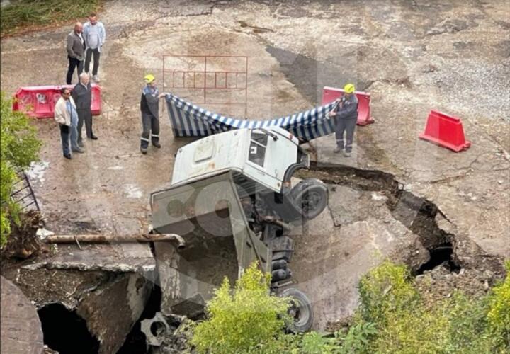 В центре Сочи самосвал провалился под асфальт