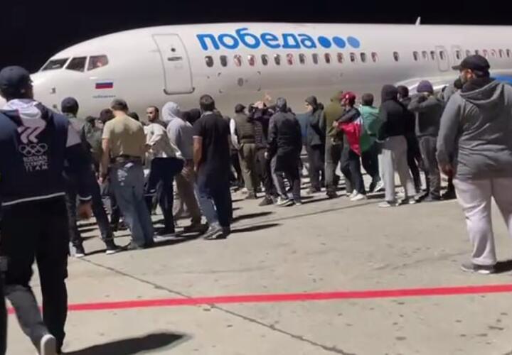 В Дагестане начались беспорядки, толпа прорвалась на поле аэропорта Махачкалы
