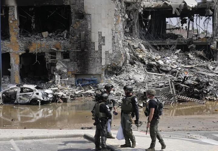 В Израиле бои на границе прекратились, армия намерена полностью блокировать сектор Газа