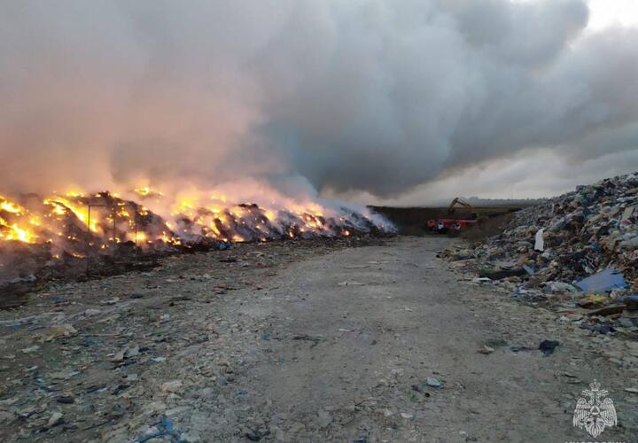 В Краснодаром крае загорелась скандальная свалка на площади 50 тысяч кв.м.